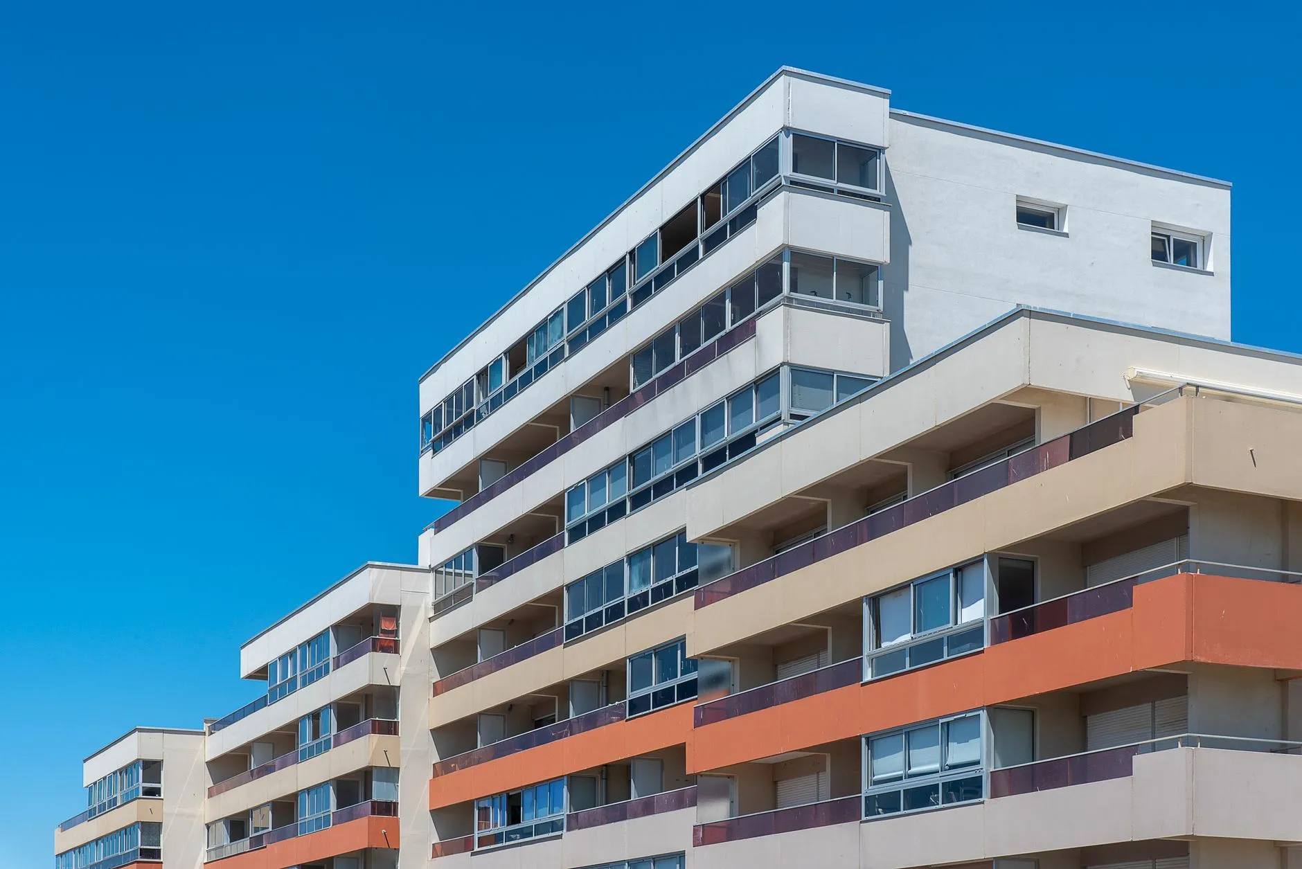 Başakşehir’de modern konut binaları — Eyüp Tesisat su kaçağı tespiti ve tıkanıklık açma hizmet bölgesi