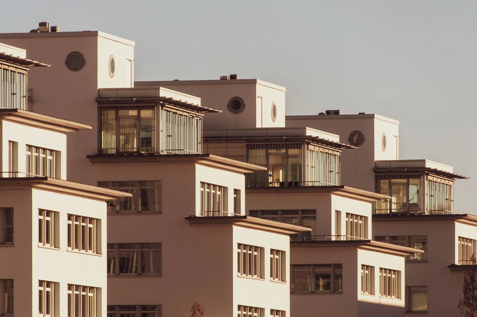 Kadıköy’de modern konut binaları — Eyüp Tesisat su kaçağı tespiti ve tıkanıklık açma hizmet bölgesi