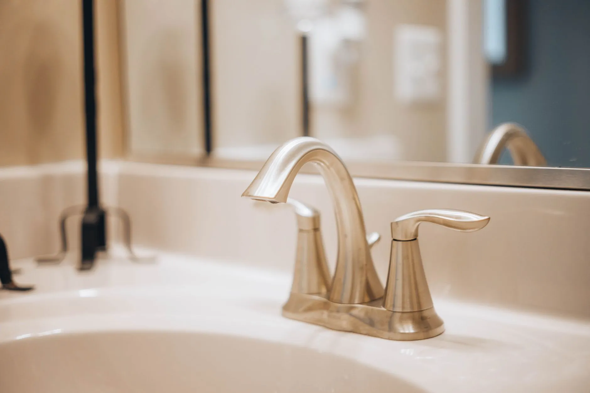 Lavabo tıkanıklığı açma — banyo lavabosu ve bataryası